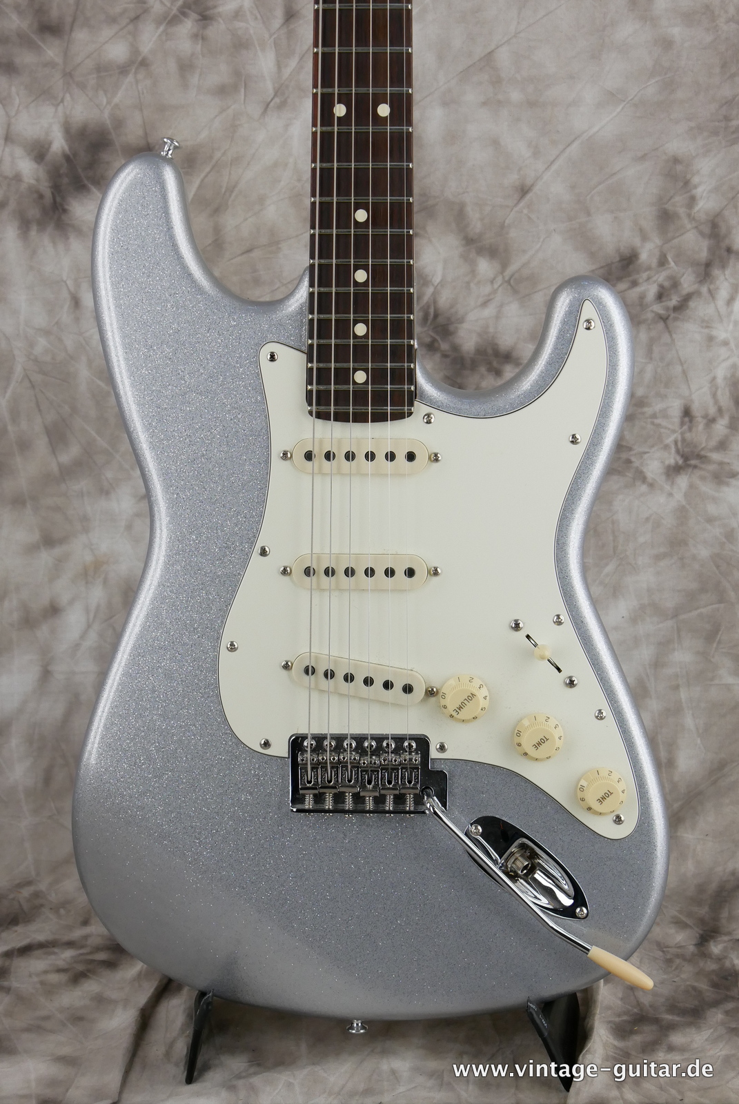 Fender_Stratocaster_built_from_parts_US_neck_ silver_sparkle_2021-003.JPG